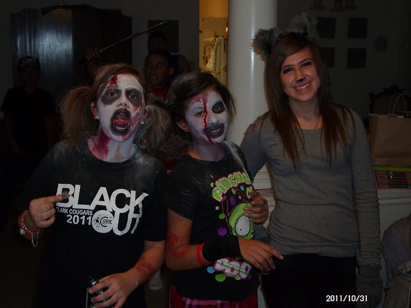 20111031_0001.JPG - Anna zombie